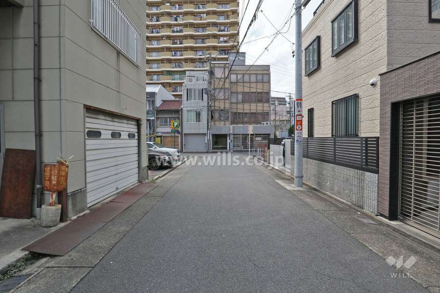 敷地南側の前面道路（東側から）