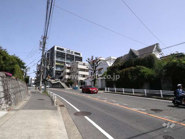 敷地西側の前面道路（南側から）