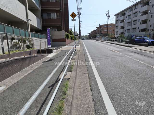 敷地南側の前面道路
