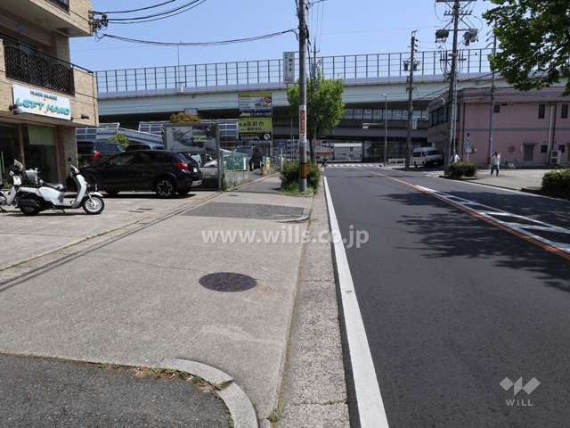敷地の南西側前面道路