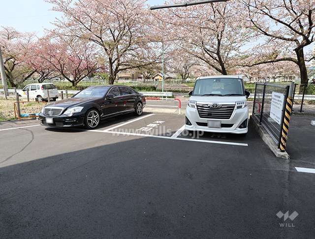 敷地北側にある来客用駐車場