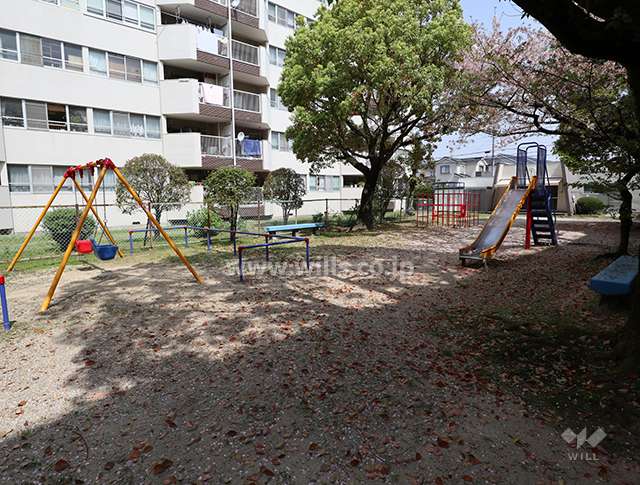 管理棟裏の敷地内公園