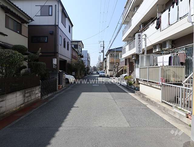周辺はマンション、ハイツ、一戸建てなどが立ち並ぶ区画の整った住宅地です。