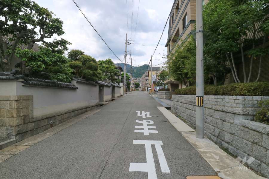 敷地西側の前面道路