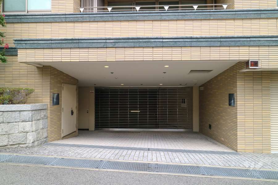 駐車場の出入口（リングシャッター付き）