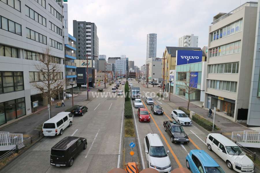 敷地北側の前面道路。３車線のバス通りです。