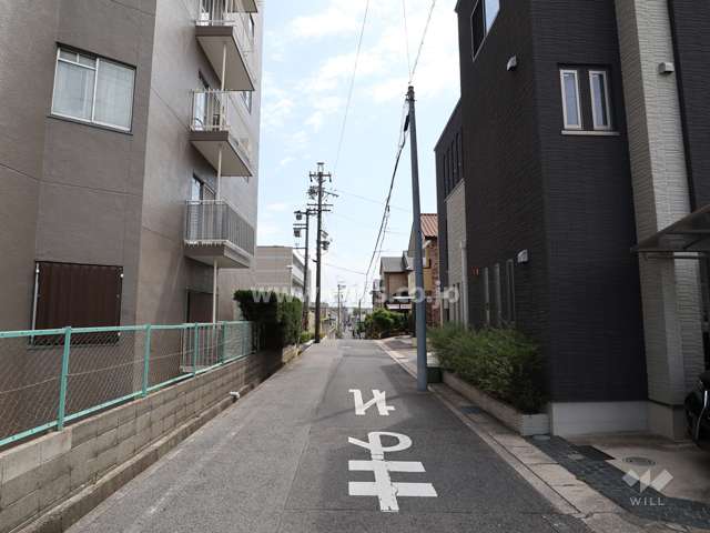 敷地北側の前面道路(目の前にバス停有り)