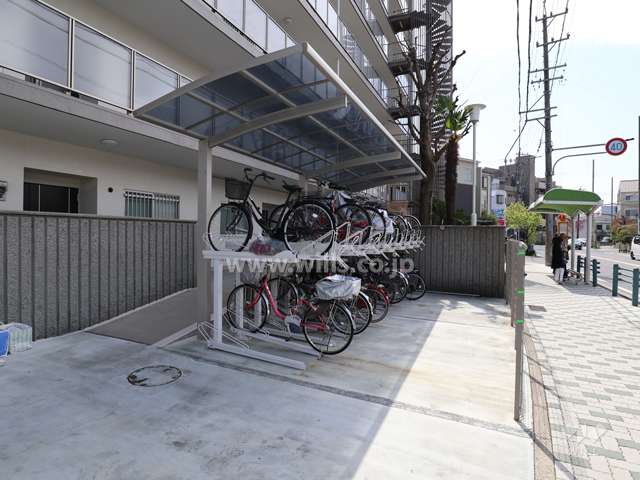 物件の北側前面道路（東側から）