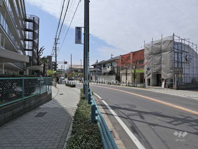 物件の西側前面道路（南側から）