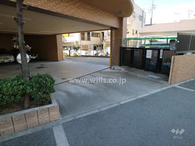 駐車場出入り口