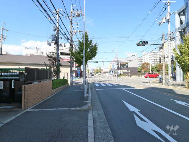 敷地東側は、神崎刀根山線が走っています。