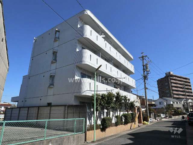 メゾン・ド・リヴァージュの外観（西側より）と前面道路