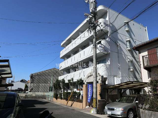 メゾン・ド・リヴァージュの外観（東側より）と前面道路