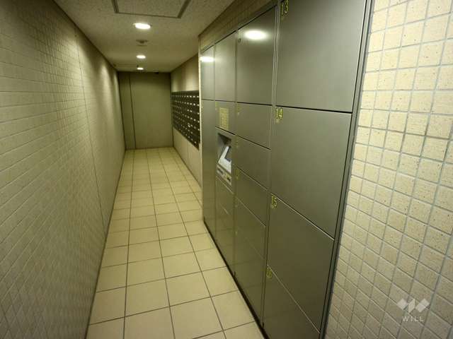 ヴィラス星ヶ丘の森パークサイドヴィラの宅配ボックスと集合ポスト