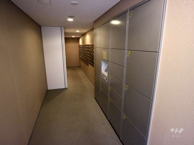 ヴィラス星ヶ丘の森ブライトヴィラの宅配ボックスと集合ポスト