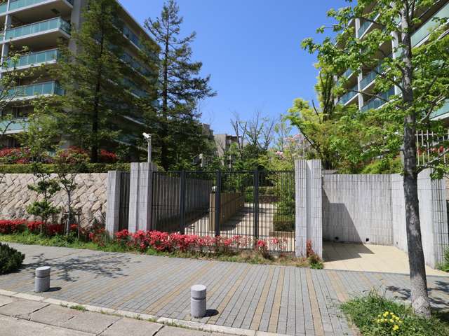 敷地内緑地への入口※オートロック付です。