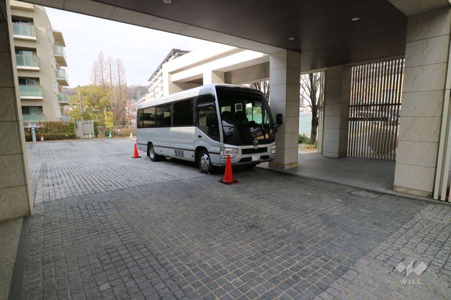 シャトルバスが運行されています。