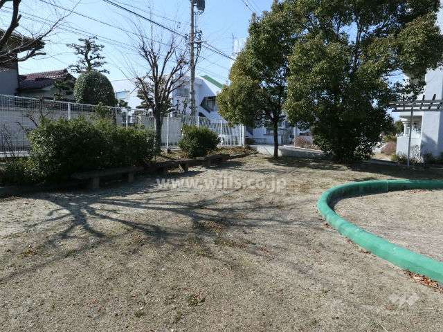 公園とマンション(奥の白い建物)