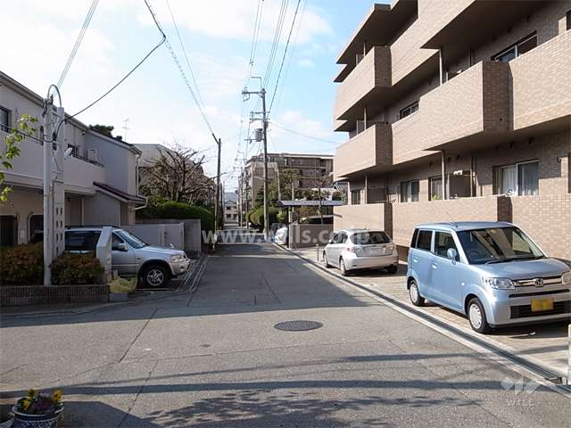 敷地南側の前面道路。周辺は第一種低層住居専用地域に指定された閑静な住宅地です。