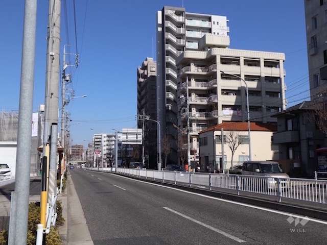 敷地西側の前面道路。二車線の通り。