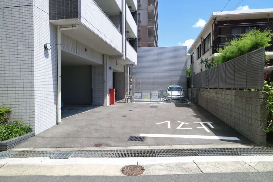 東側の駐車場出入口