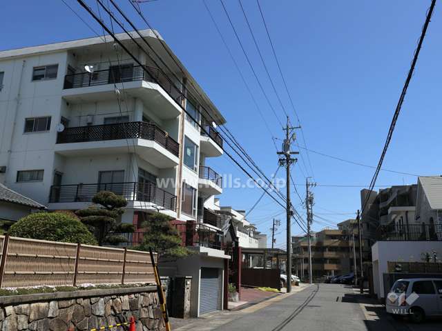 本郷ハイツの正面道路