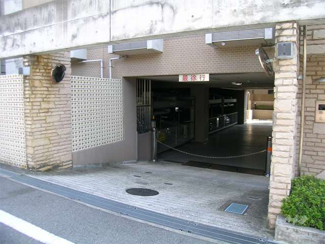 敷地内駐車場（ロボットゲート付き）