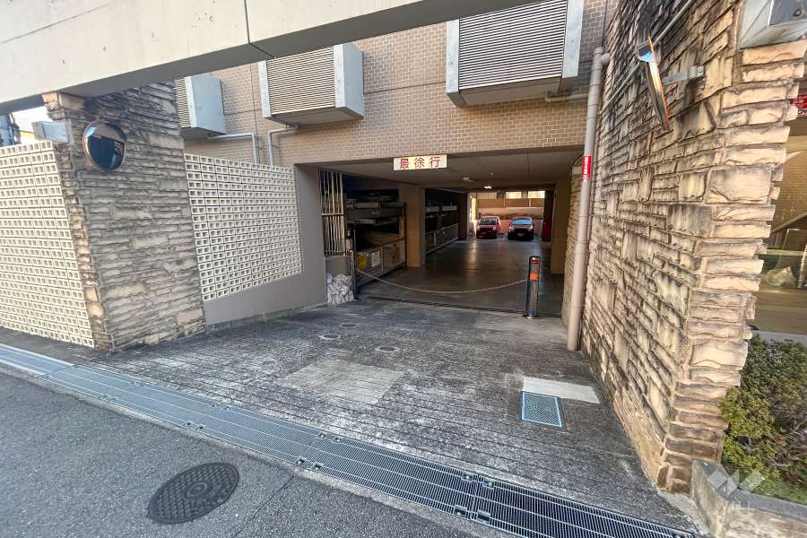 駐車場の出入り口