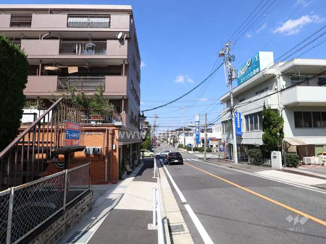 敷地の東側前面道路（南側から）