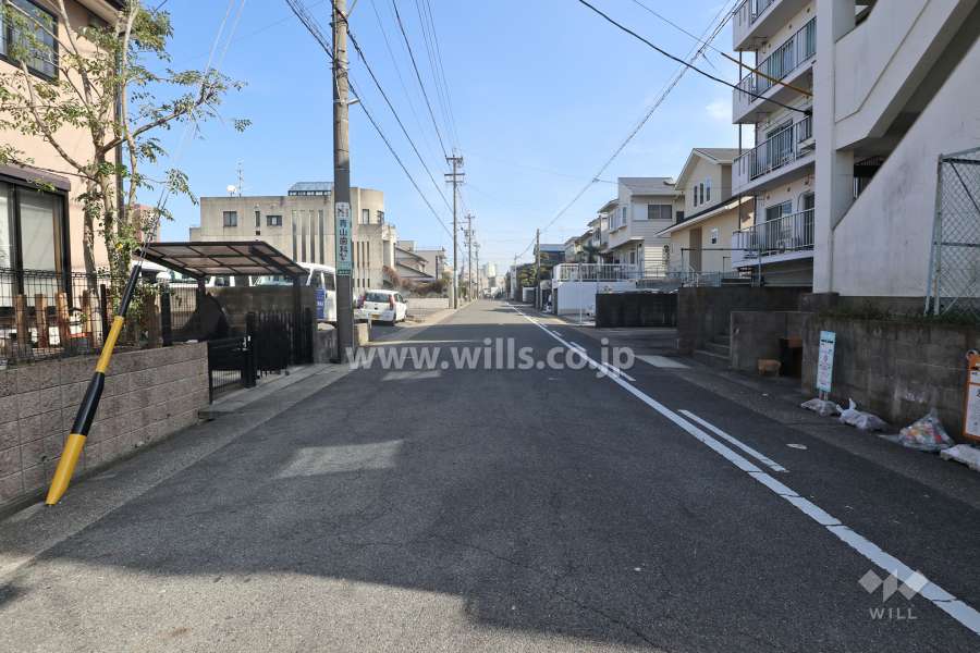 物件の北側前面道路（西側から）