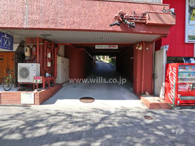南東側駐車場出入り口
