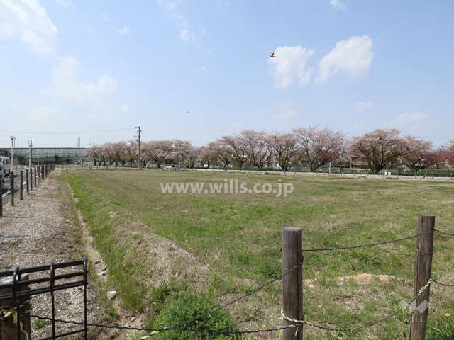 マンション敷地西側は空き地になっております。