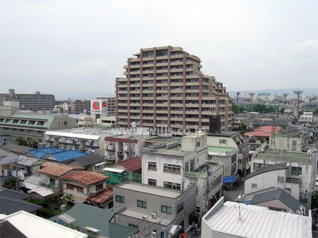 周辺には住宅の他、店舗や事務所なども立ち並んでいます。