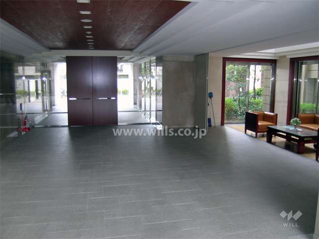 ソファセットのある広々としたエントランスホール