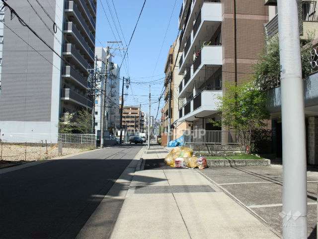 敷地南側の前面道路