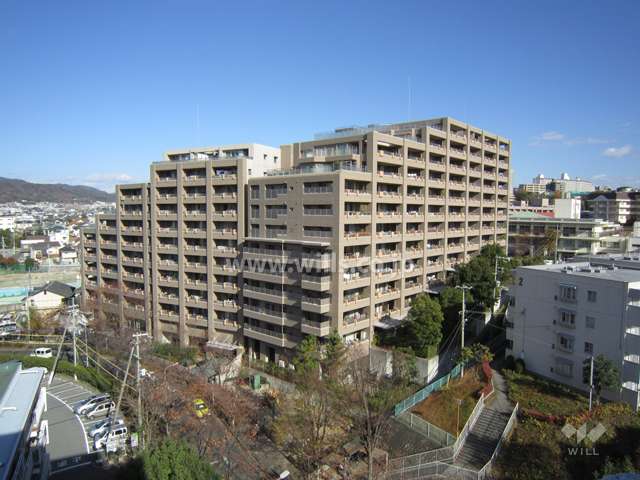 ローレルコート北緑丘の遠景。緑豊かな住環境です。