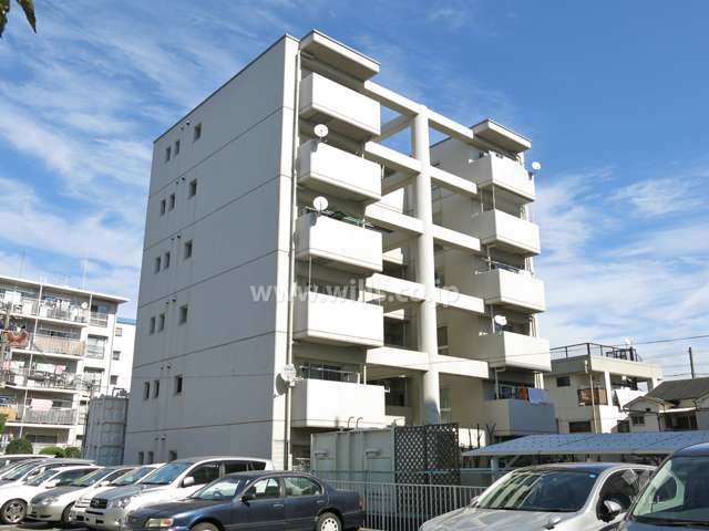 パサージュ宝塚の外観（南西側から）