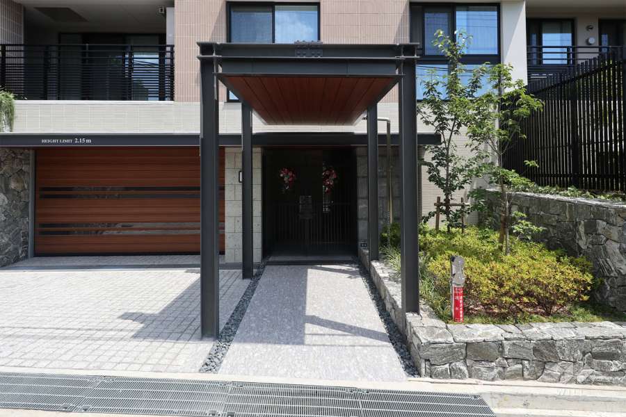 サブエントランスのアプローチ