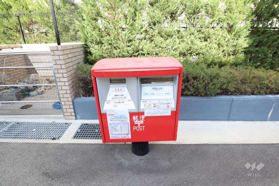 敷地に隣接して郵便ポストがあります。