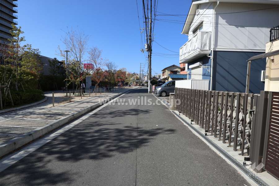 敷地北側の前面道路(東側から)