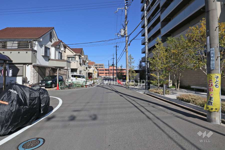 敷地西側の前面道路(南側から)
