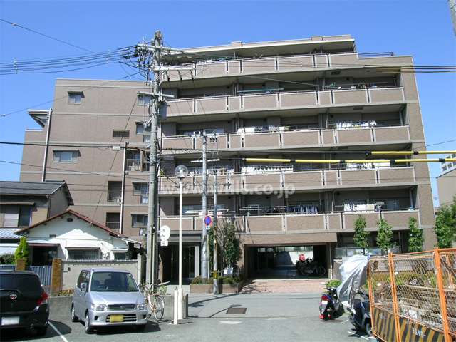 敷地の南側は道路を挟んで隣接するマンションの駐車場です。