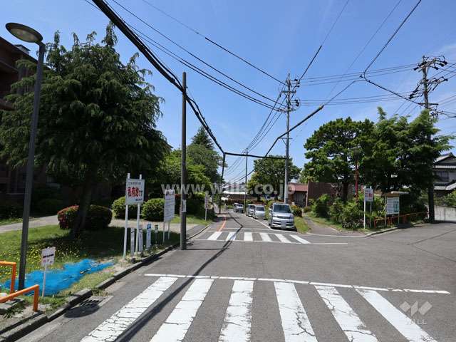 物件の北側前面道路（東側から）