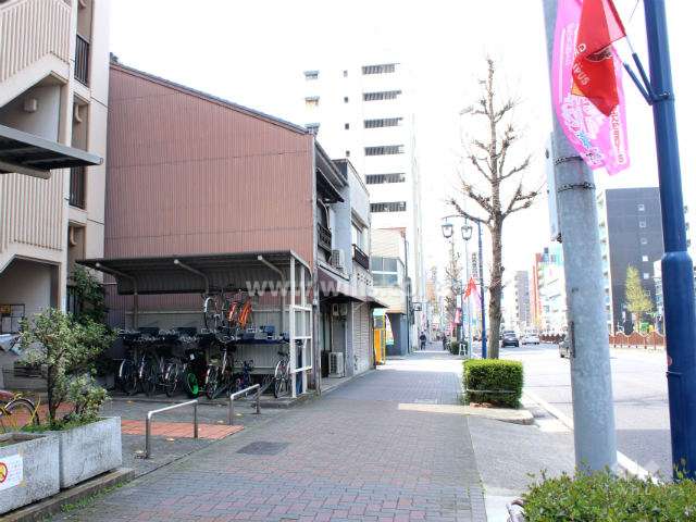 敷地北側の前面道路.車通りの多い三車線の道路です.