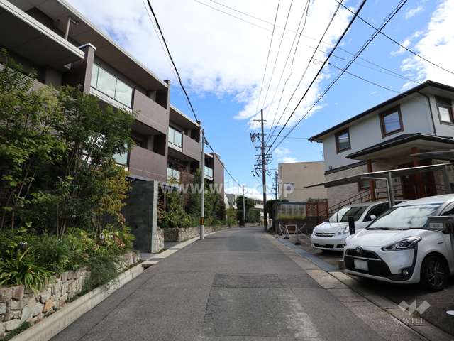 敷地西側の前面道路(北側から)