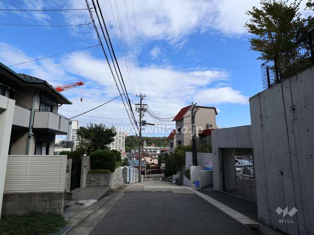 敷地北側の前面道路(西側から)