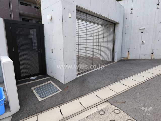 駐車場出入り口(リングシャッター付き)