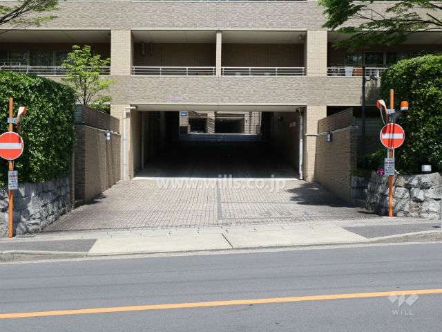 駐車場出入り口