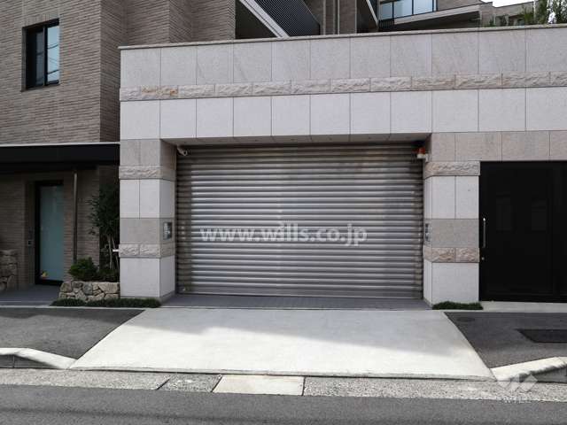 駐車場出入り口（シャッター付き）