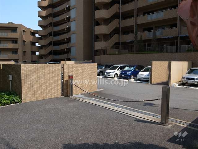 駐車場入り口はロボットゲート付きです。